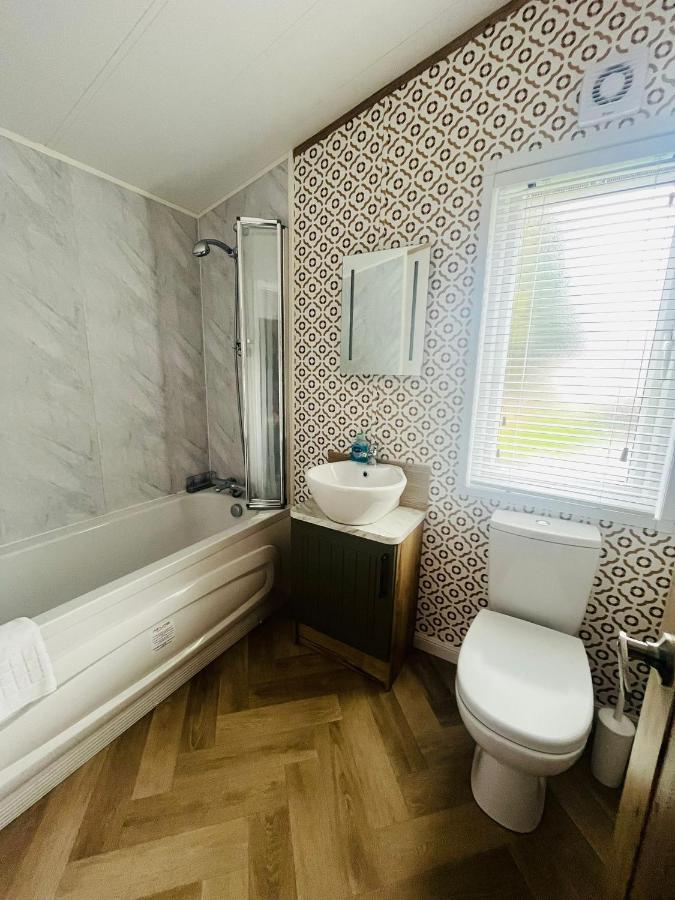 Lucky Lodge With Hot Tub Йорк Экстерьер фото
